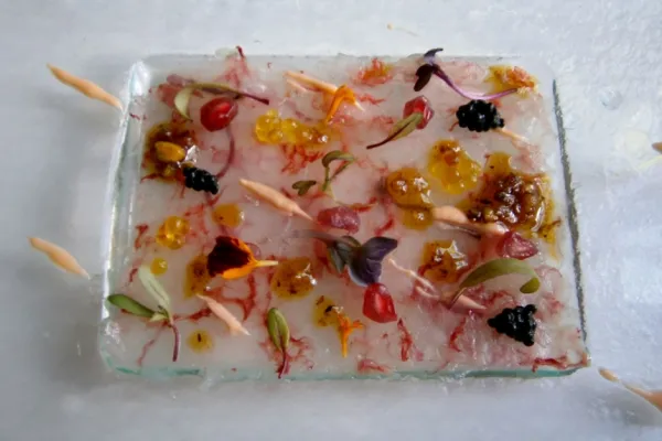 Flusskrebs-Carpaccio mit Picual-Olivenöl-Mayonnaise, Krebskorallen, Granatapfel und erfrischendem Sprossensalat