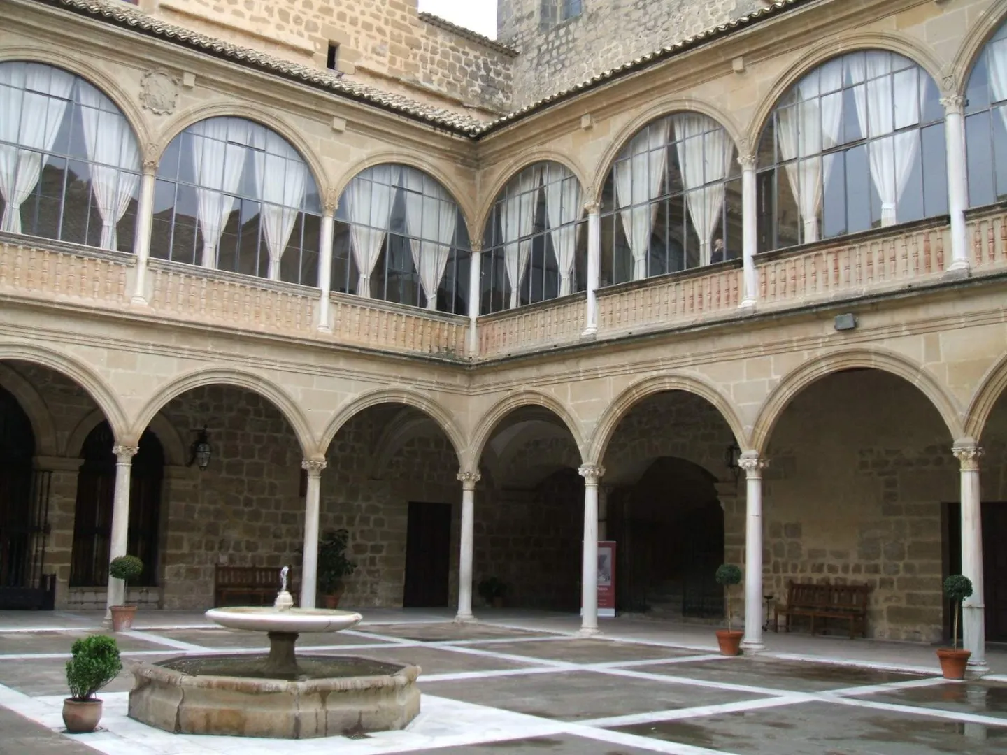 Hospital de Santiago patio
