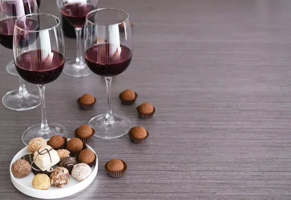 depositphotos_147108781-stock-photo-glasses-of-wine-and-chocolates-jpg