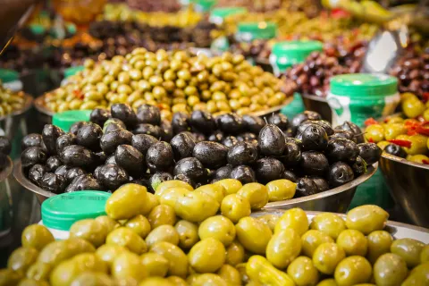 1035915-bandejas-con-aceitunas.jpg
