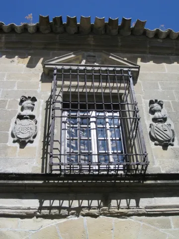 108_Palacio_de_los_Medinilla%2C_finestral_i_escuts.jpg