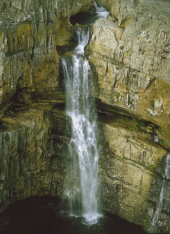 Cascada%20de%20la%20Cimbarra%20G%C3%BCido%20Monta%C3%B1%C3%A9s.jpg