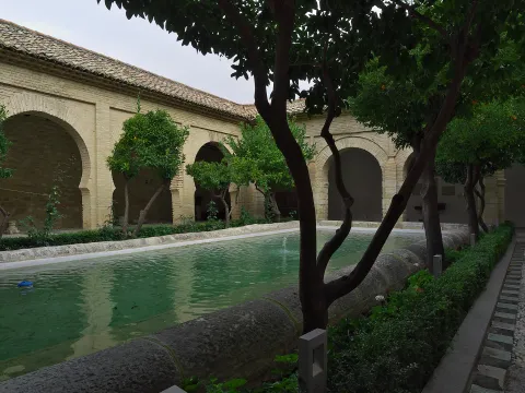 Iglesia_de_la_Magdalena_%28Ja%C3%A9n%29._Patio.jpg