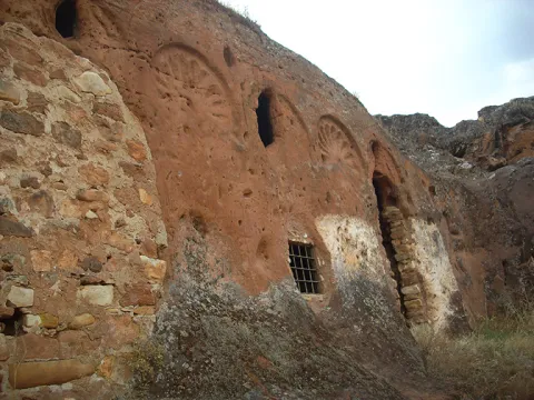 Oratorio%20rupestre%20de%20Valdecanales.jpg