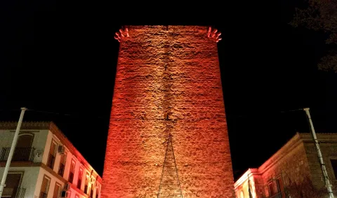mengibar-torre-del-homenaje-con-la-bandera-espanola-por-el-dia-de-la-constitucion.jpg