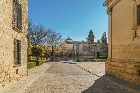 plaza-vazquez-de-molina3-3-jpg