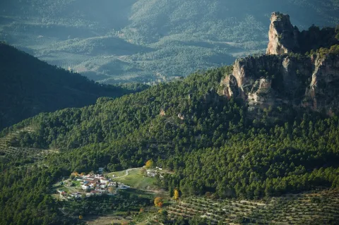 Aldea%20de%20La%20Capellan%C3%ADa%20y%20valle%20de%20La%20Garganta%20-%20copia.jpg
