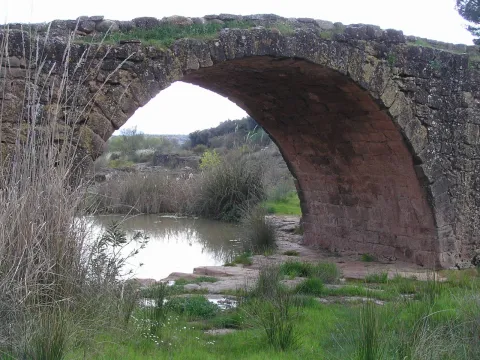Uno_de_los_ojos_del_puente_Mocho.jpeg