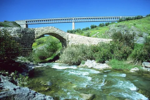 Viaducto%20de%20hierro%20sobre%20el%20r%C3%ADo%20V%C3%ADboras%20%281%29.jpg