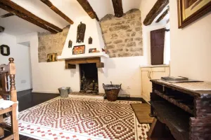 LA%20CASA%20ESCONDIDA.jpg