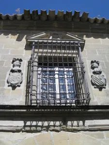 108_Palacio_de_los_Medinilla%2C_finestral_i_escuts.jpg